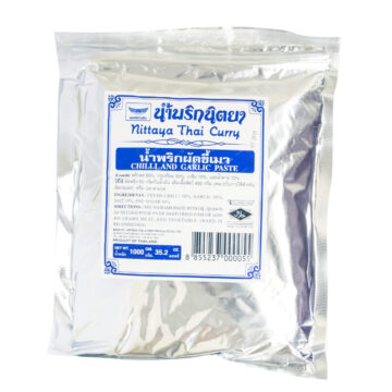 Nittaya Chilli Garlic Paste (Keemao) – A rich and flavorful Thai paste, ideal for spicy stir-fries and traditional Keemao recipes.