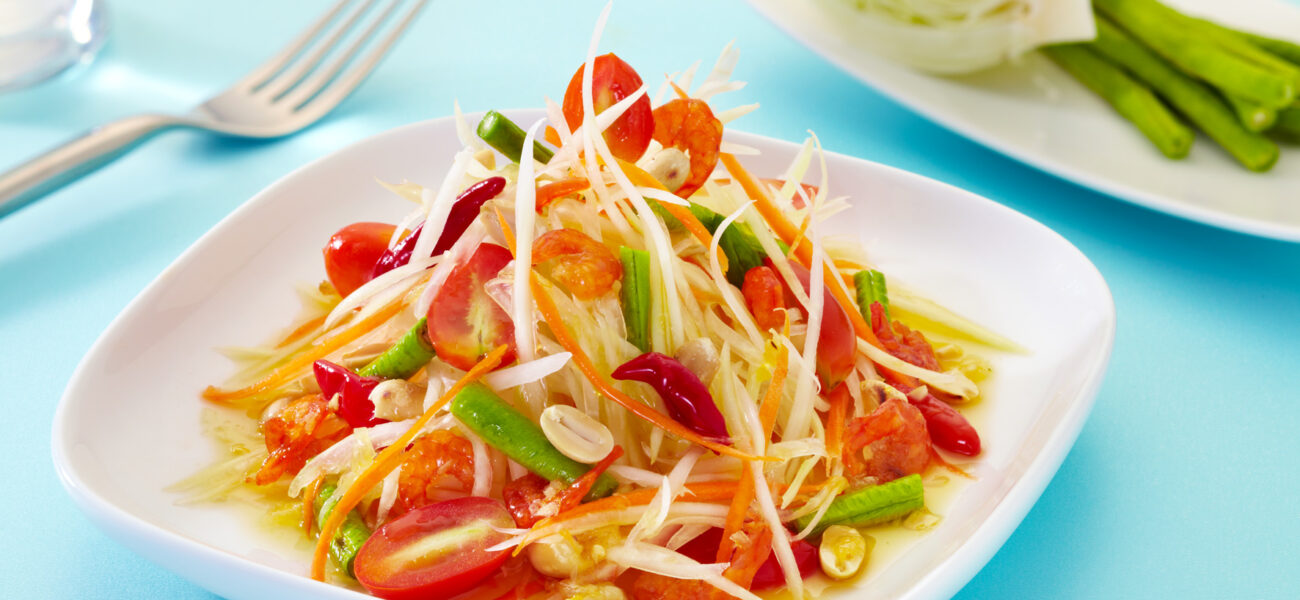 THAI GREEN PAPAYA SALAD RECIPE (SOM TUM THAI)